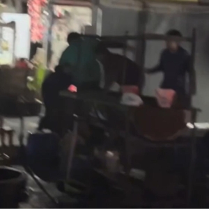 泼水节群殴：男子提醒挪车遭围堵，4人送医