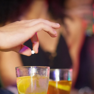 警惕 “迷奸水”！泰国夜店惊现下药，男子当场癫痫送医