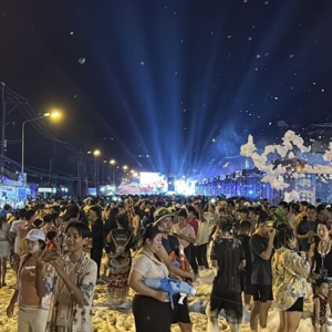 泼水节收官：游客增20%，5万人狂欢创新高