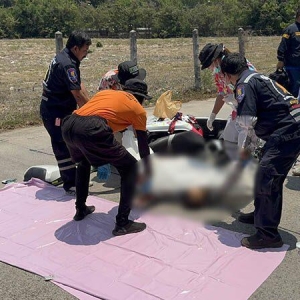 中国男子在芭堤雅骑摩托看手机，摔车被卡车当场碾死