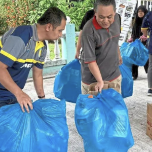 中国人在吉隆坡乱丢垃圾，被判街头清扫4小时