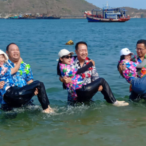男人把女人抬进海里？泰国这个习俗火了