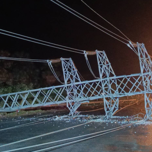 深夜突发！巴真24根电线杆被吹倒，大面积停电交通中断