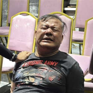 这哪是执法者？芭堤雅醉酒警官表演“当街拔枪”