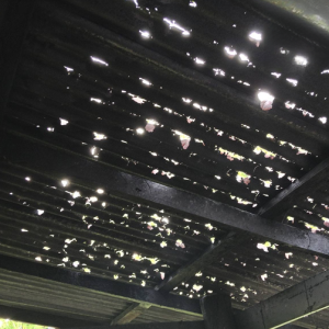 拳头大的冰雹见过吗？泰国黎府房屋被砸成筛子