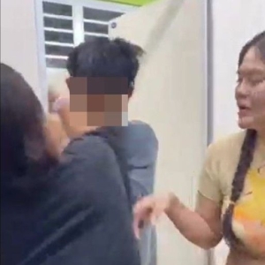 练过拳击！泰女子在厕所发现偷拍，当场痛揍嫌疑人