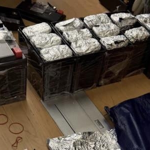 电池里全是冰毒！泰美塞口岸查获10万粒“WY”药丸