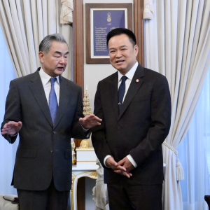 “我不如您帅”：王毅访泰会见阿努廷，双方上演趣味互动