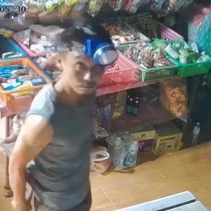 甘蔗刀在手！孔敬府瘦削男夜袭便利店，金钱与烟酒遭窃