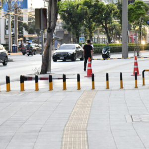 摩托车冲人行道？曼谷直接装钢柱拦住