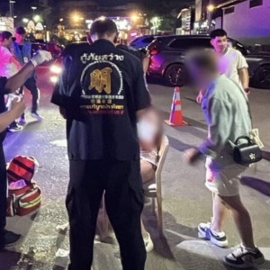 芭堤雅按摩女因怀疑男友被抢，深夜击伤同事被警方带走