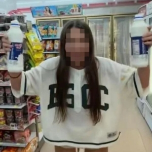 泰国便利店内公共场所“整活”？ 女子当场泼奶撒零食
