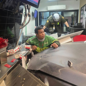 中国男子在曼谷加油站驾车肇事，撞进肯德基餐厅