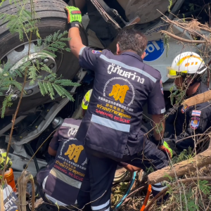 中转中国市场途中出事！40吨榴莲货车追尾皮卡，司机被困