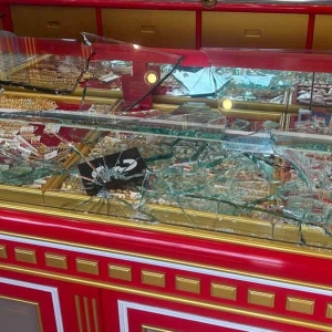 抢完金就想跑路？中国嫌犯归还租车瞬间被泰警拿下