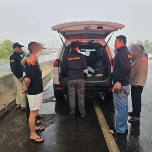 中国男子花6000元从老挝三江市场雇人，非法入泰被捕