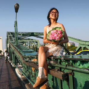 泰国年轻人玩疯了！“拿着莲花拍照”走红，搜索量霸榜