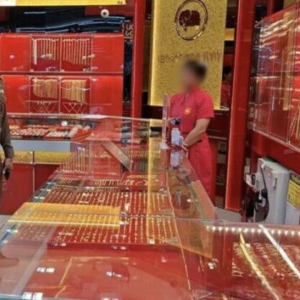 外卖骑手伪装闯商场抢金店，泰男持枪劫走160万黄金！