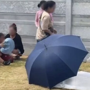 2岁男童追狗跌入水塘溺亡，父亲跳水救援仍无力回天！