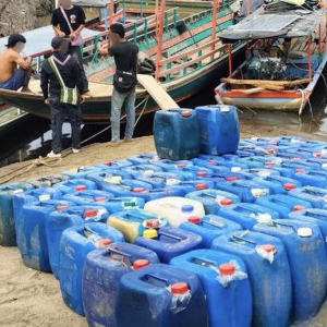 湄河岸突现72桶汽油无人看守！泰缅边境疑现非法燃油链