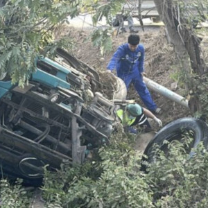 泰国33吨货车爆胎侧翻司机被困当场身亡！