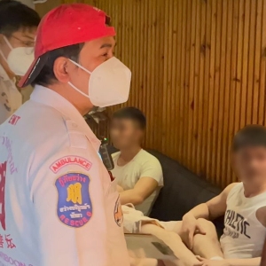 中国游客在芭堤雅吸食大麻后大吐不止，现场紧急救助