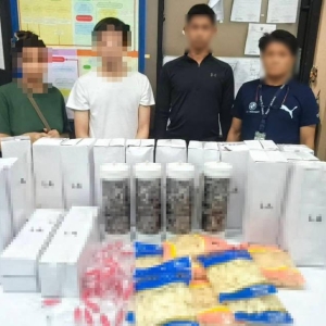 中国男女在曼谷非法卖笑气被抓，现场缴获150瓶管制物质