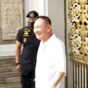 他信今日清晨获准假释，佩戴监控手环返回私人住所