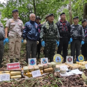 泰北边境遭遇战！清迈军方与毒贩火拼5分钟，查获百万毒品