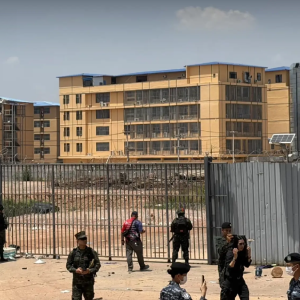 泰柬边境摩擦：柬兵越界摄像，泰军依法鸣枪驱离