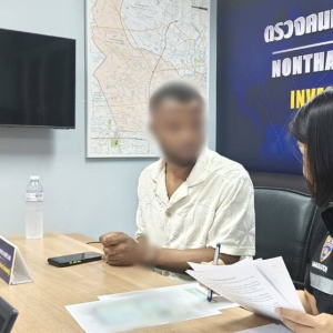 黑在泰国三年：尼日利亚男子在泼水节入泰后逾期被抓