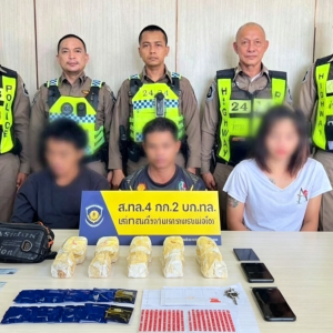 狂飙10公里！泰国春蓬府拦截可疑轿车抓获3名毒贩