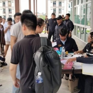 泰警突袭大型公寓！现场核查超700名中国公民护照资料