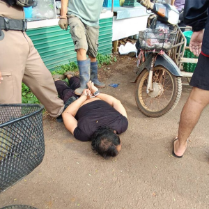 榴莲摊前突然发狂！泰男持1英尺尖刀猛刺长辈，现场极骇人