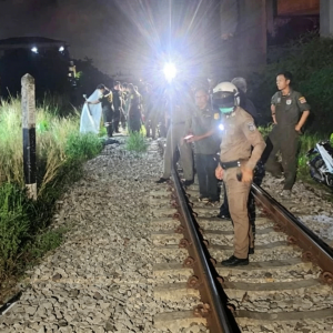 抄近路酿悲剧，曼谷21岁女子深夜遭货运火车撞死！