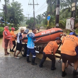泰国攀牙暴雨山洪来袭！几十户房屋被淹暂无人员伤亡