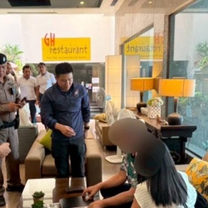 中国情侣清迈街头冲突！女子砸车失控被泰警控制