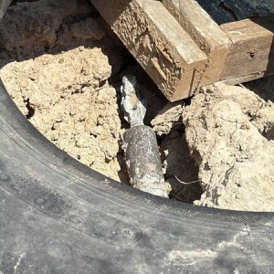泰国一工地浇筑混凝土，滚筒竟滚出一枚迫击炮弹