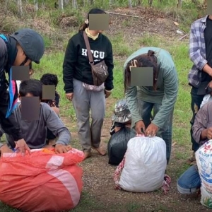 怀抱七个月婴儿铤而走险！19人花重金偷渡春武里当场被按