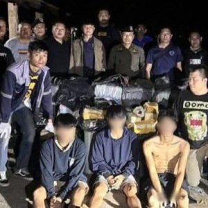 生姜袋藏800万粒疯药！泰国警方查毒主犯逃入玉米地被捕