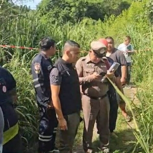 泰国森林发现神秘男尸！双手被铐身中枪伤