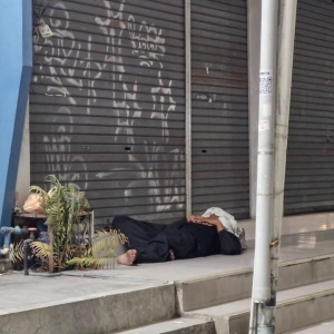深夜大聚集！芭提雅核心海滩突现大量无家可归者
