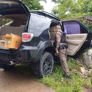 皮卡闯卡逃入林区！泰警在美索截获越野车，带走1名中国人
