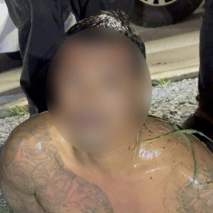 吸毒后跳河躲警4小时，泰国男子藏身水葫芦终被无人机揪出