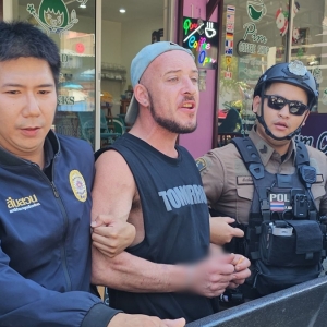 寻女友未果竟泼酸！英国籍“黑户”芭堤雅落网，面临重罪