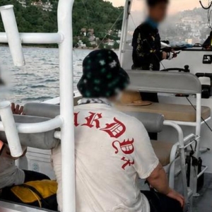 普吉海钓观光船涉嫌违规经营,中国游客在船接受调查