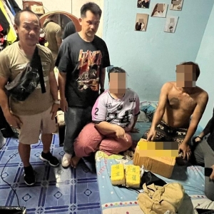 普吉警方突击缉毒：情侣取包裹被抓，搜出2万粒冰毒