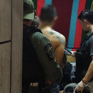 清莱出大案！男子闯屋开枪，警方连夜追捕抓人