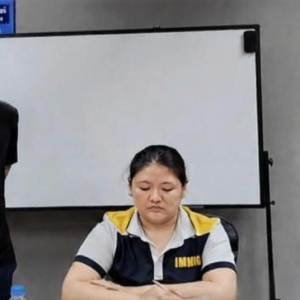 护照还能自己加页？中国男子在泰国续签时被识破